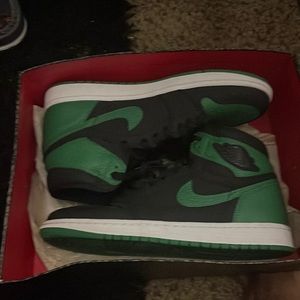 Selling a pair of pine green Jordan 1s men 9.5